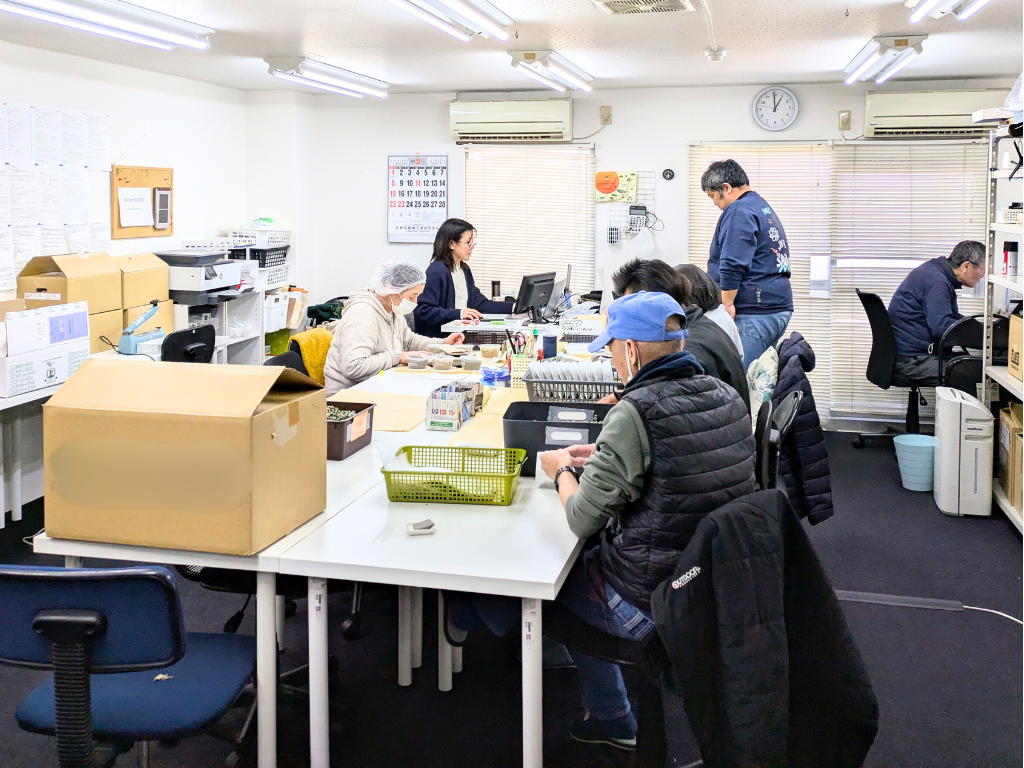 写真、みんなで袋詰めの軽作業をやっています。軽作業はたくさんあります。