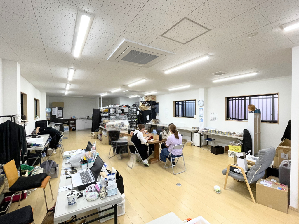 写真、みんなで楽しく食事をしています