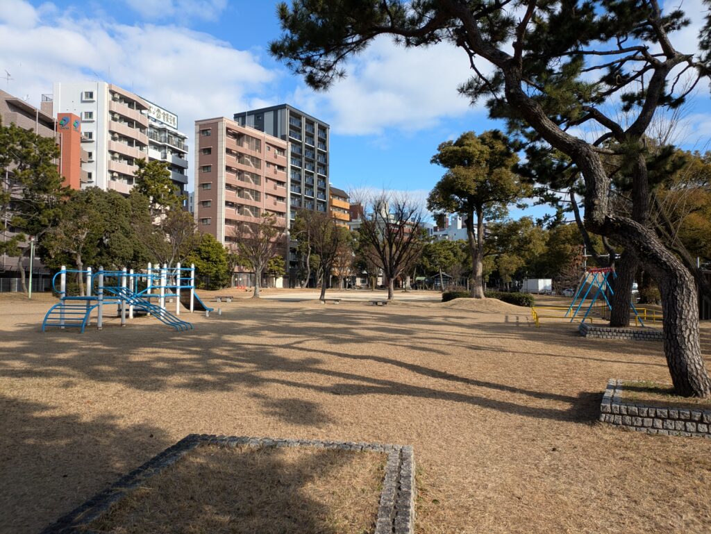 写真、地下鉄千代県庁口駅7番出口をでると千代東公園が見えます。講演を抜けるとすぐです。